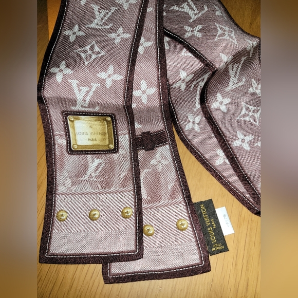 Louis Vuitton Bandeau scarf in beautiful burgundy and gold accents - Picture 7 of 9